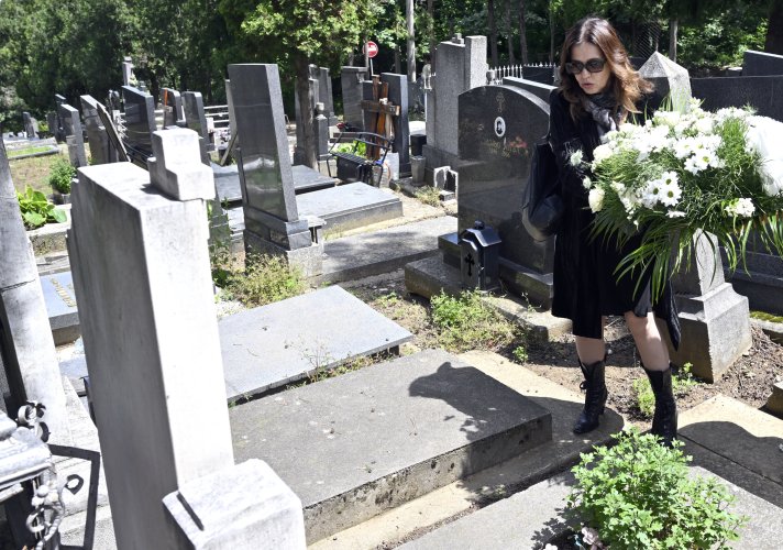 Првакиња Драме Народног позоришта Нела Михаиловић положила цвеће на гроб Жанке Стокић