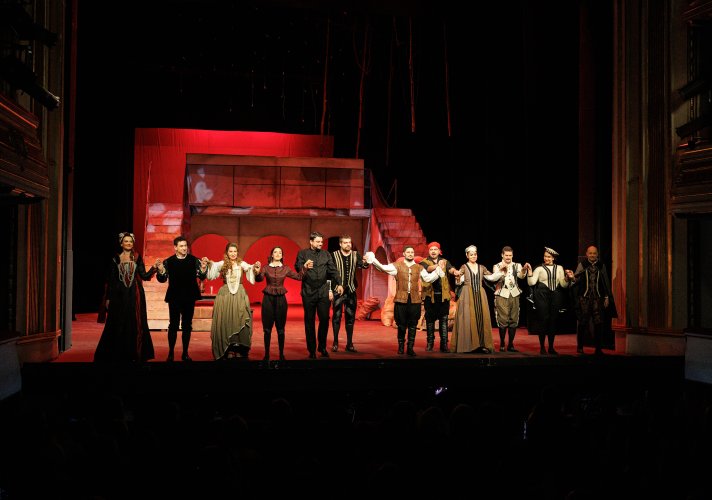 Извођење Вердијевог „Риголета“, поздрављено искреним аплаузима публике, свечано је означило поновно отварање Народног позоришта и наставак уметничке сезоне