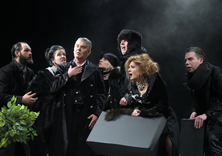 Jubilarno 50. izvođenje Nušićeve „Ožalošćene porodice“ u režiji Jagoša Markovića